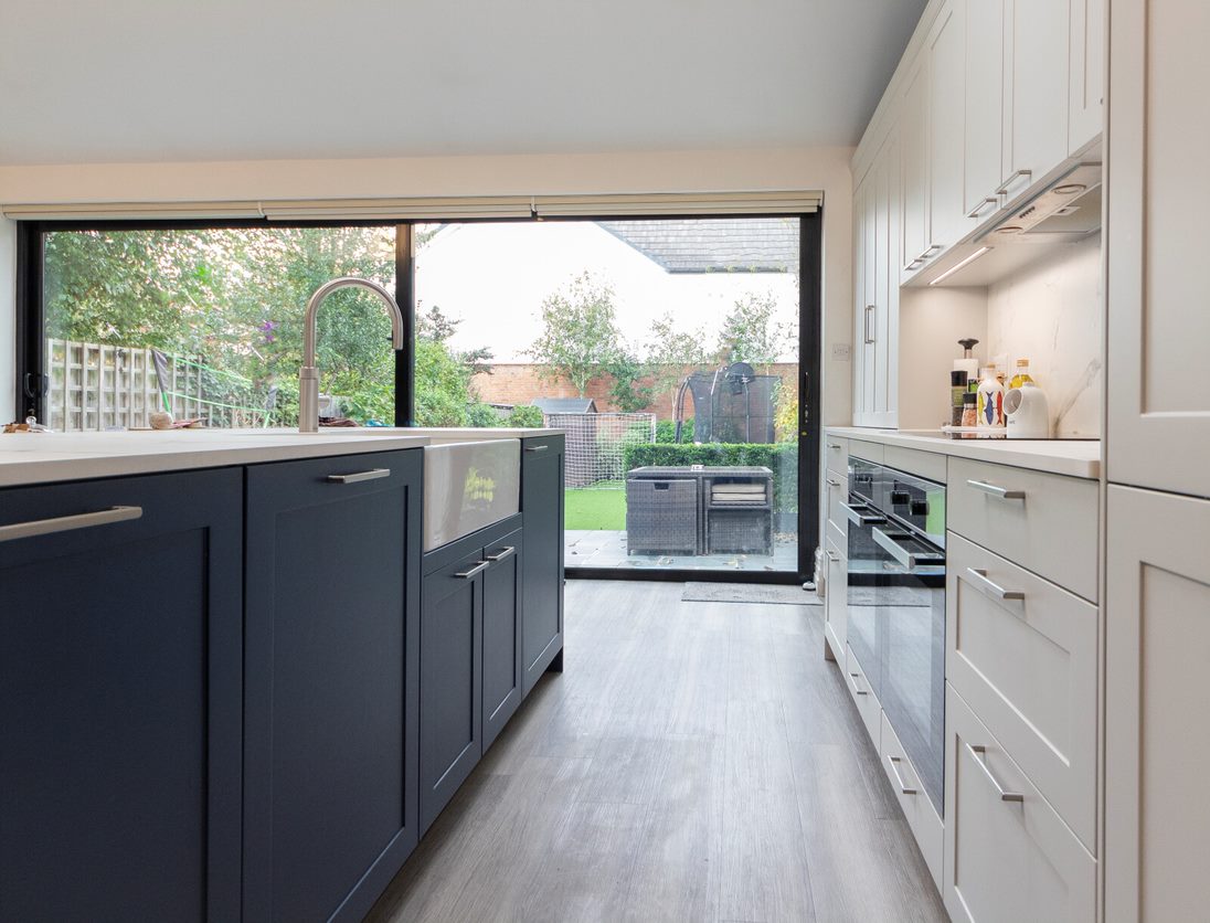 Traditional Leicht Carré-FS Kitchen in Midnight Blue and White